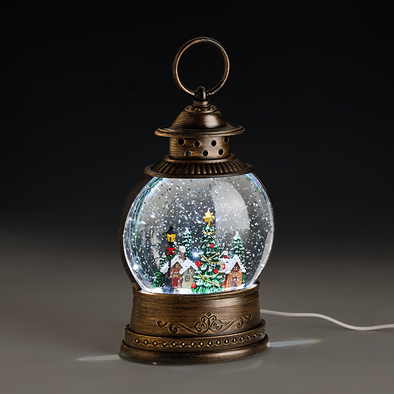 803-72328 ΜΕΤΑΛΛΙΚΟ ΔΙΑΚΟΣΜΗΤΙΚΟ ΦΑΝΑΡΙ-ΧΙΟΝΟΜΠΑΛΑ ΜΕ USB ΧΡΙΣΤΟΥΓΕΝΝΙΑΤΙΚΟ ΧΩΡΙΟ 12.5x7.5x24.5cm - Image 1